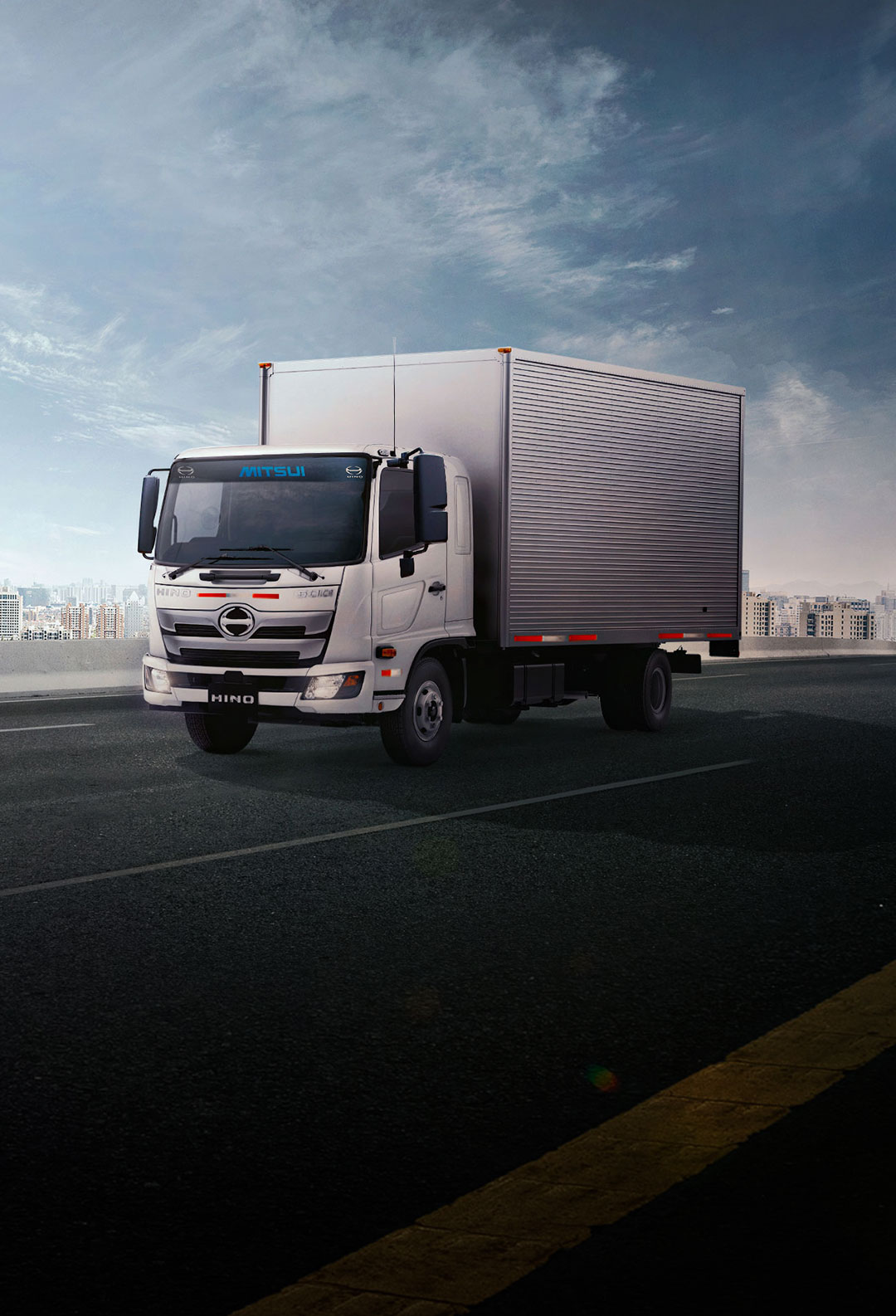 Hino FD, furgón recorriendo una  carretera desde chiclayo